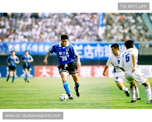 足球解说员王涛深度访问球星 直击场上幕后故事与心路历程